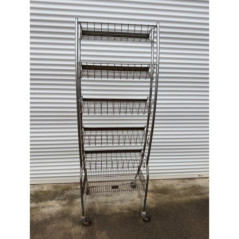 Présentoir métallique 5 niveaux sur roulettes - Rangement magasin commerce - Bon état